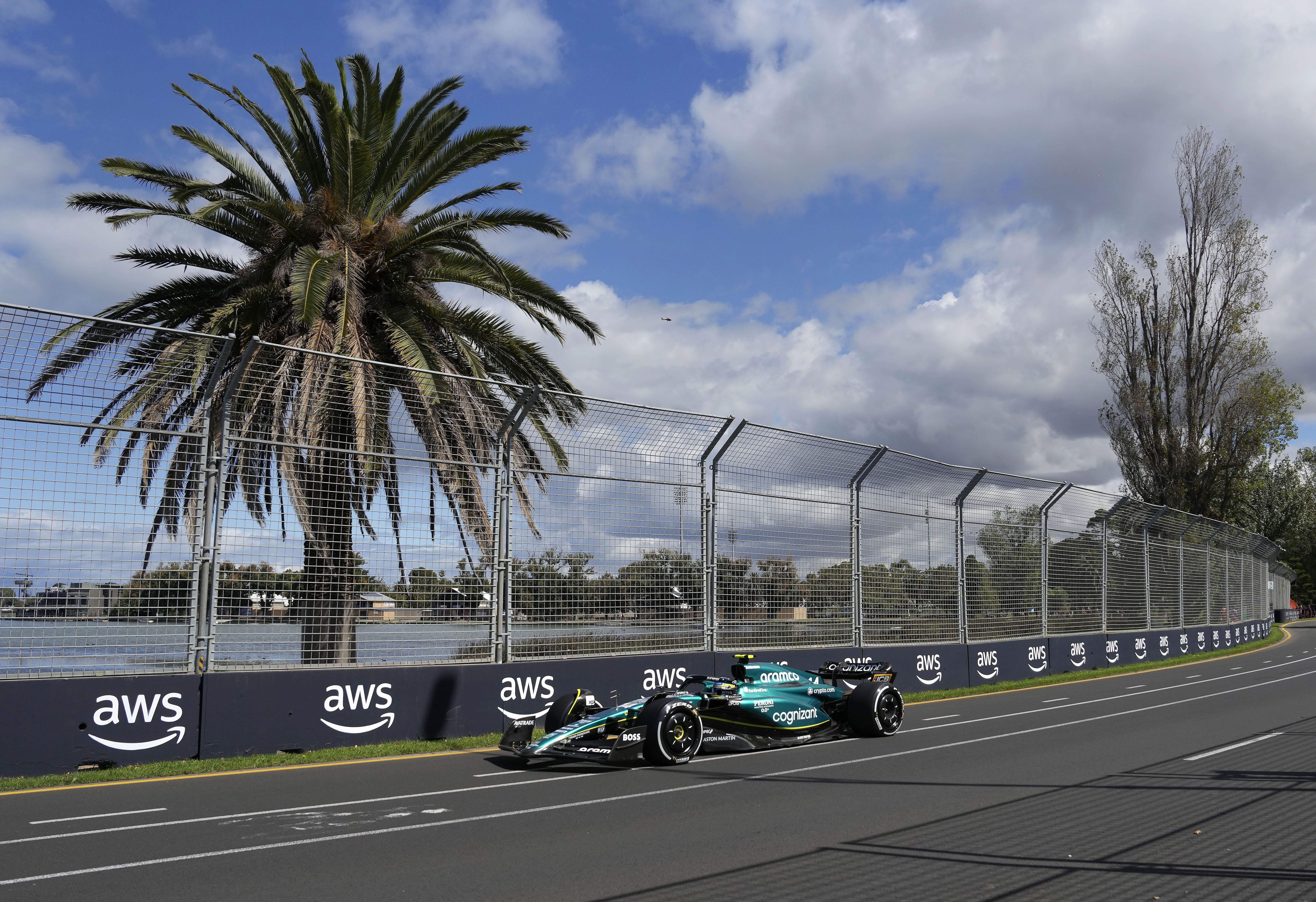 Fernando Alonso marca el mejor tiempo y domina el segundo libre en Melbourne