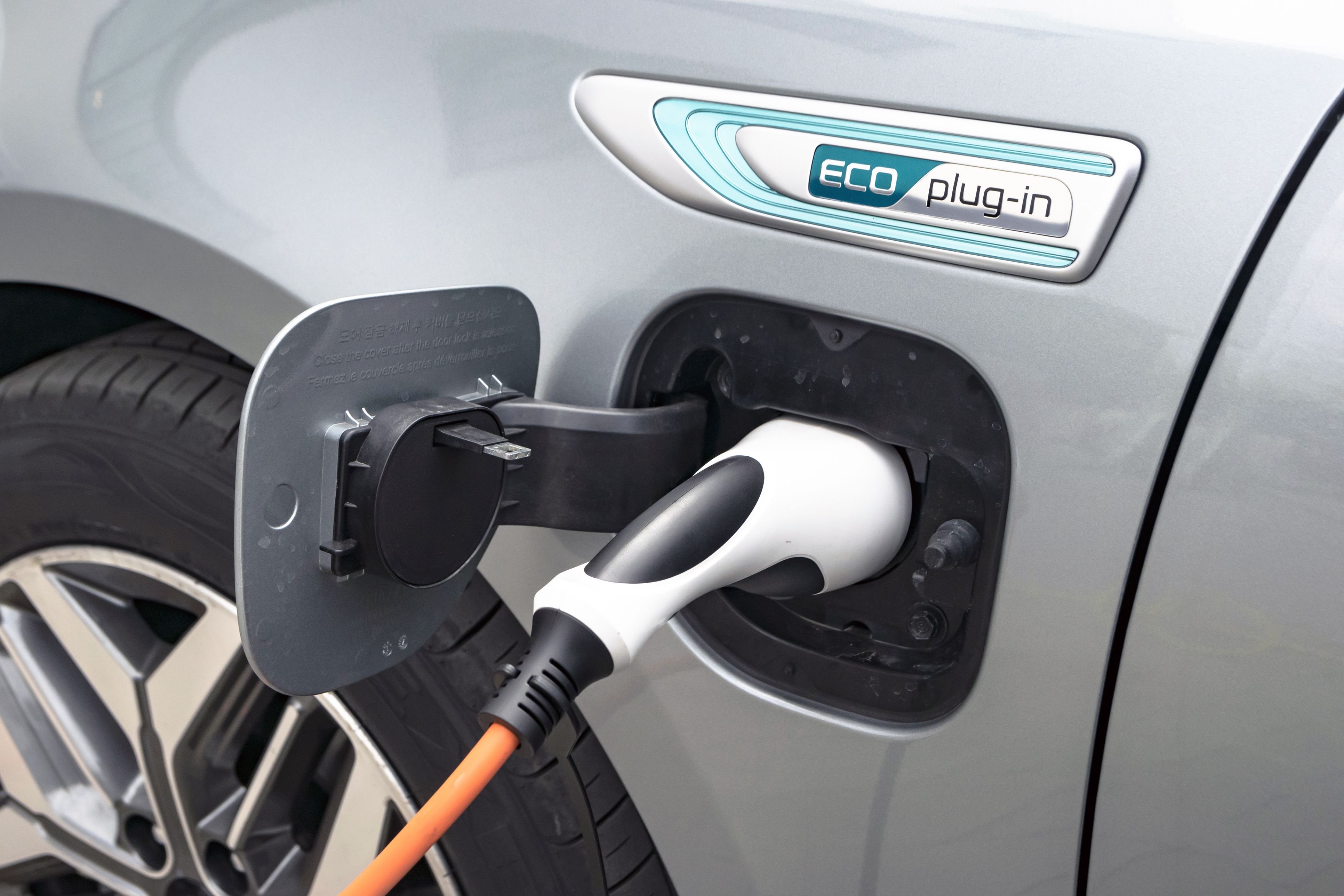 ¿Interesa hoy comprar un coche híbrido enchufable o no?