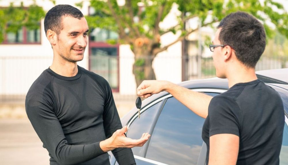 La Policía avisa de qué tener ya en cuenta para que no te engañen al comparar un coche usado La Policía avisa de qué tener ya en cuenta para que no te engañen al comparar un coche usado