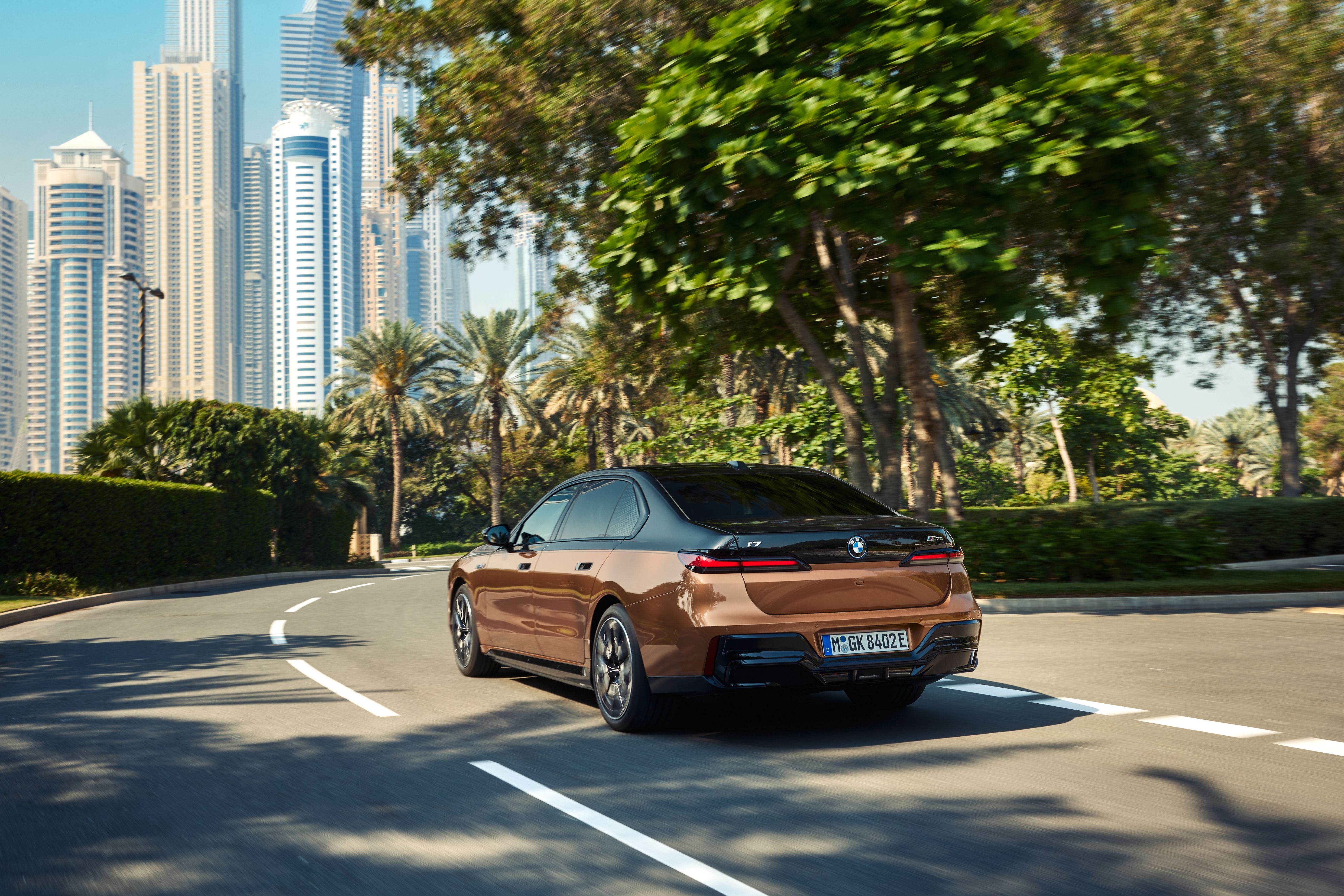 BMW i7 M70