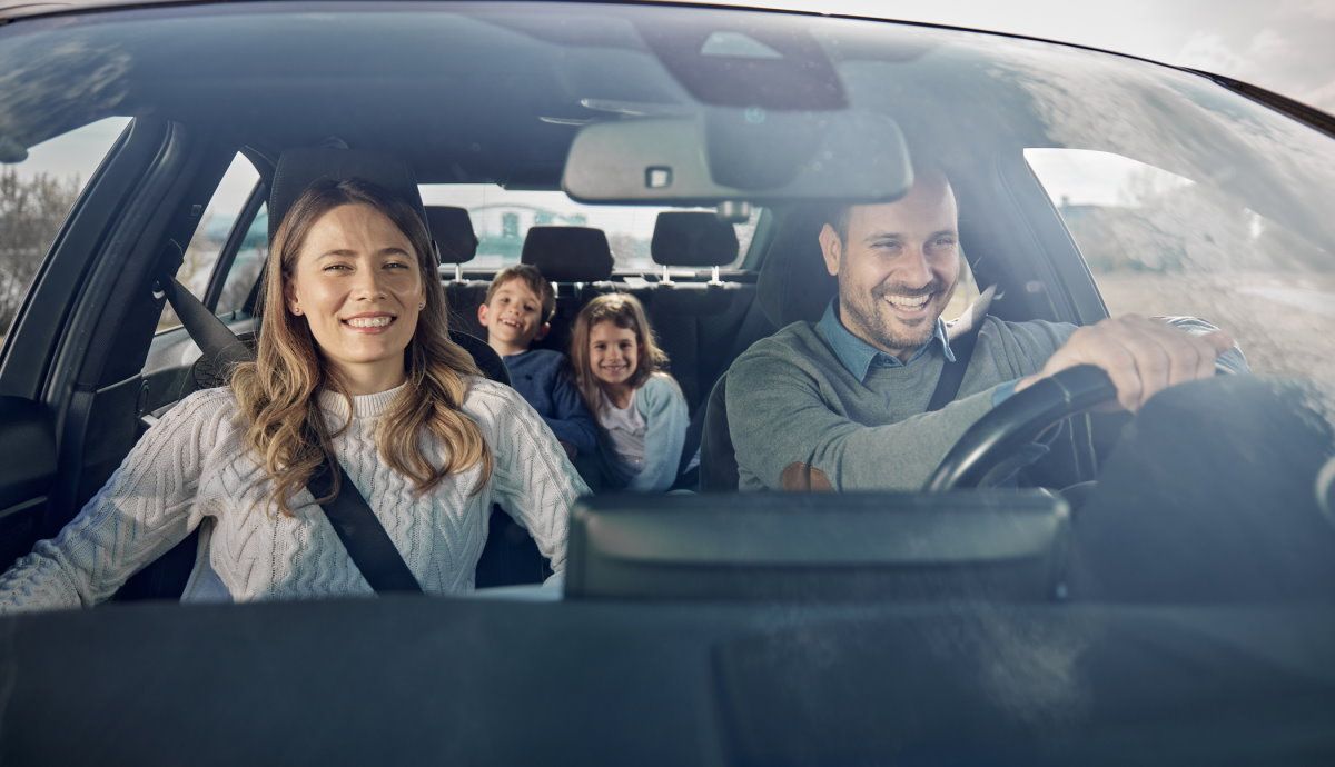 Coche privado y de gasolina, la opción preferida de movilidad de los españoles