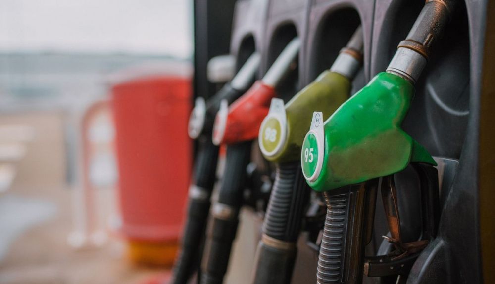 El precio de la gasolina se estanca: ¿cuántos litros se pueden comprar con un salario medio en España? El precio de la gasolina se estanca: ¿cuántos litros se pueden comprar con un salario medio en España?