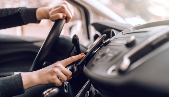 Cómo llevar el móvil en el coche para que no te multen