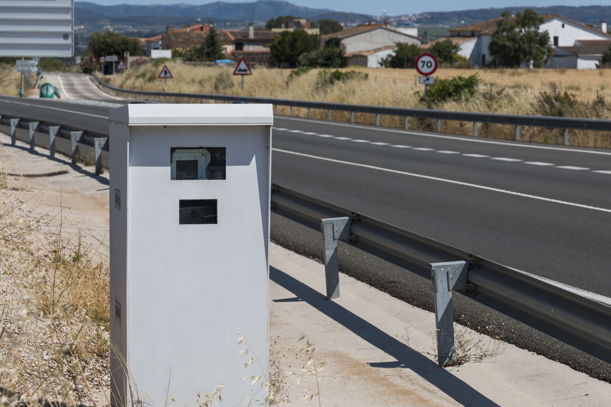 No siempre una cabina instalada en la carretera esconde un radar en su interior