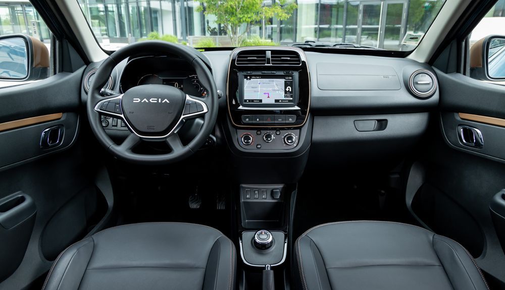La sencillez clásica de Dacia no está reñida con un un interior configurado cabalmente en cuanto a diseño y materiales. La sencillez clásica de Dacia no está reñida con un un interior configurado cabalmente en cuanto a diseño y materiales.