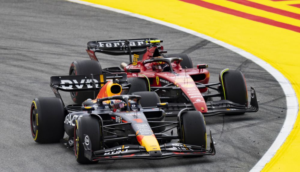 Verstappen, más lider tras ganar, por delante de los Mercedes, en Barcelona