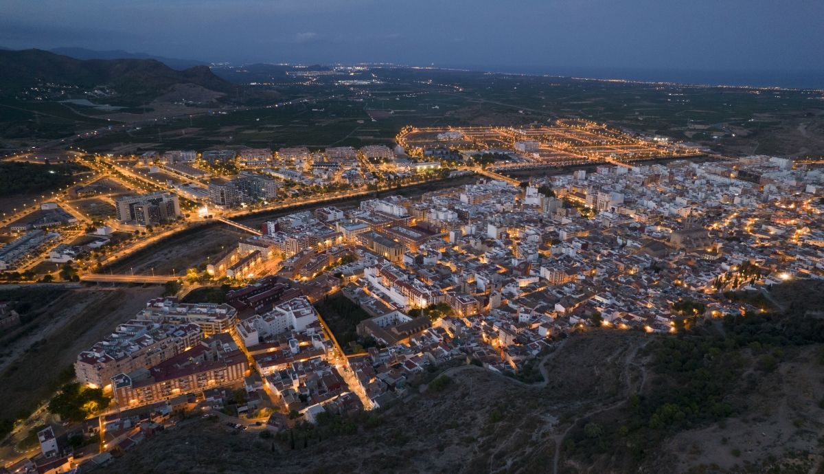 El misterio de la multinacional que va a invertir en Valencia más que VW con su fábrica de baterías. Foto de Sagunto, iStock.
