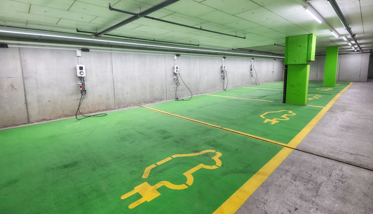 Ya ocurre, pero ¿pueden prohibirme la entrada a un parking si tengo un coche eléctrico? ¿Es legal?