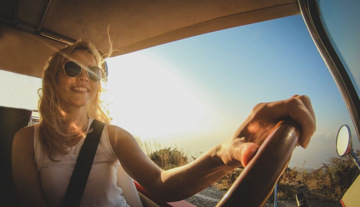 La DGT nos enseña cómo debemos conducir en verano con estos 4 consejos