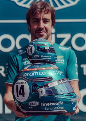 Casco Fernando Alonso Silverstone junto con su versión mini Casco Fernando Alonso Silverstone junto con su versión mini