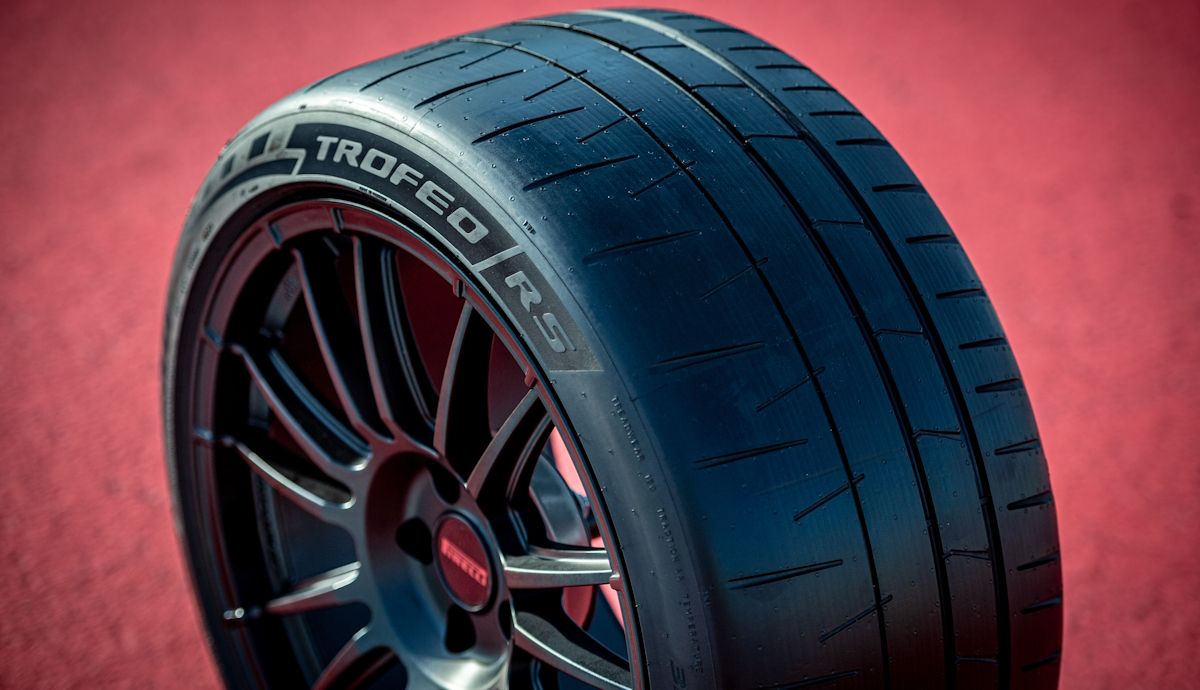 Pirelli lanza sus neumáticos más radicales para coches de calle