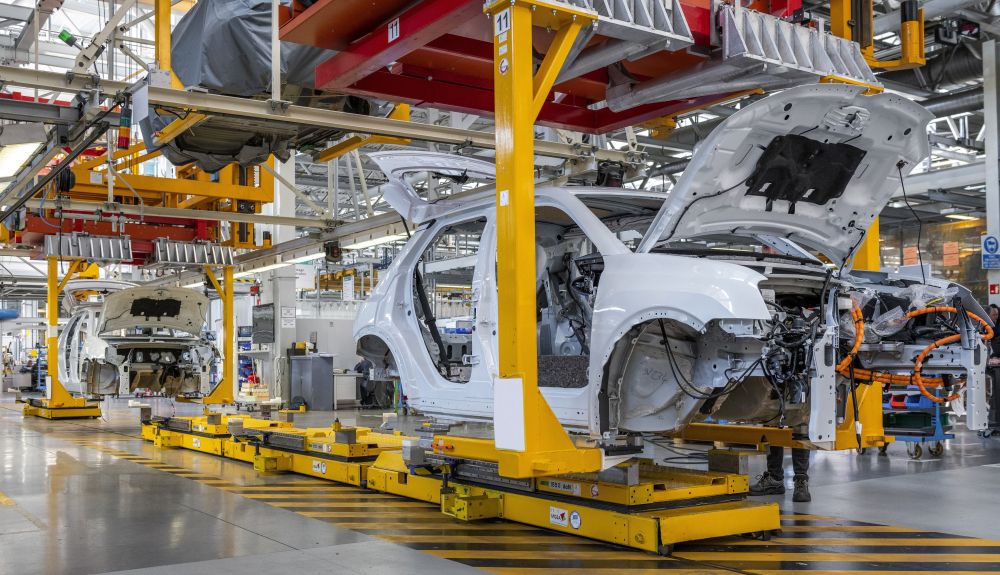 Así se fabrican los primeros prototipos que anticipan el futuro Renault 5 eléctrico 