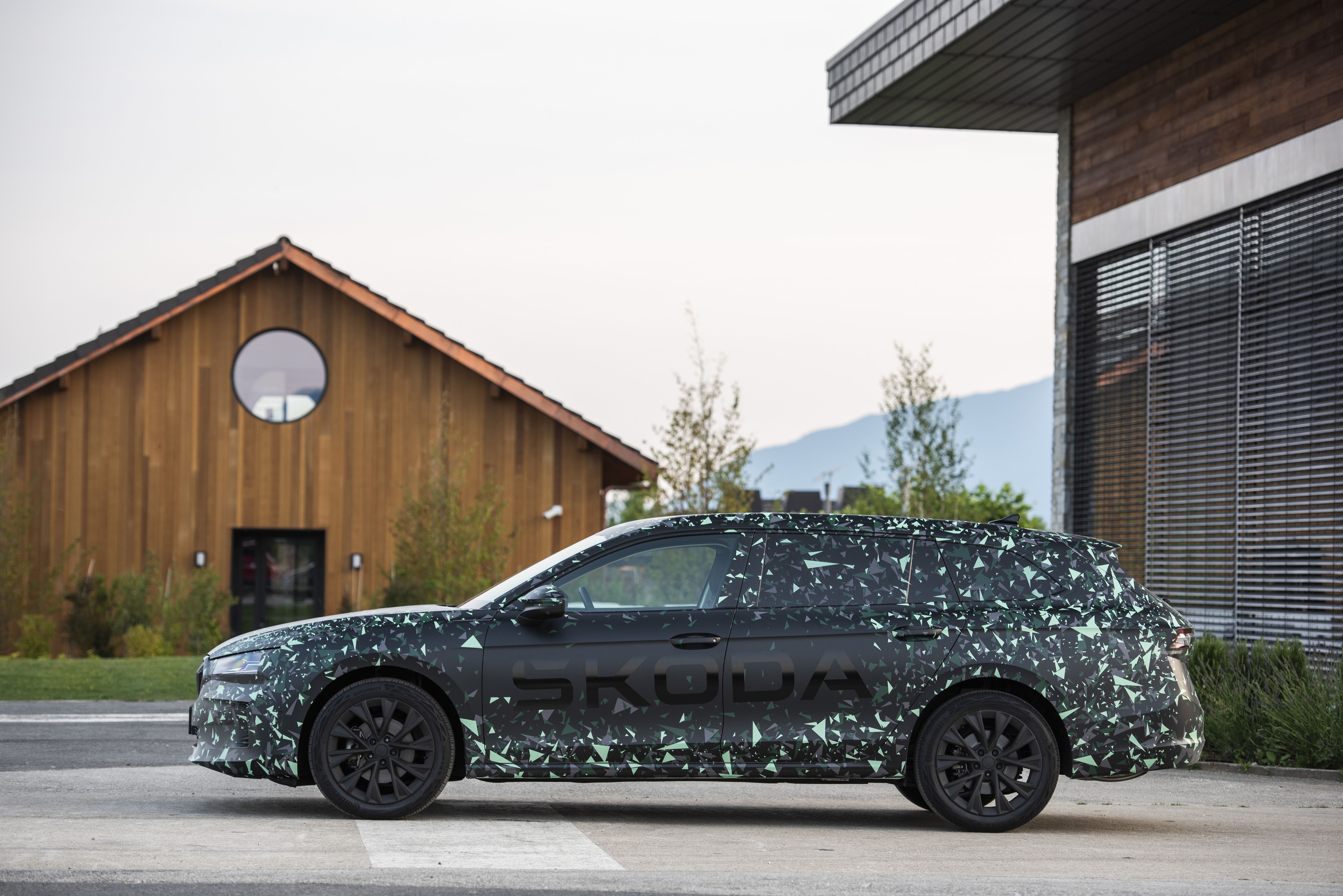 Primeras imágenes del Skoda Superb 2024