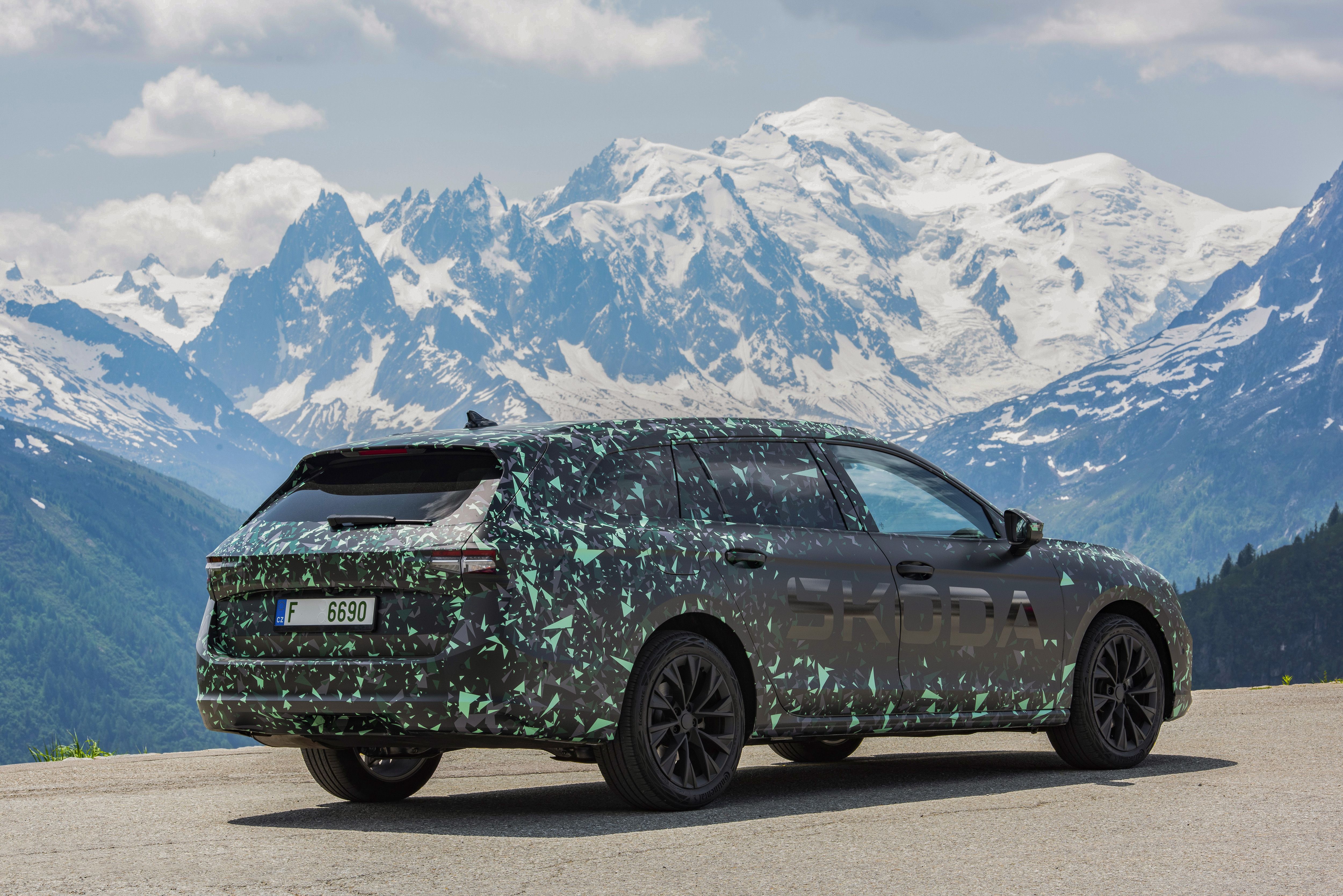 2 covered skoda superb 55900252