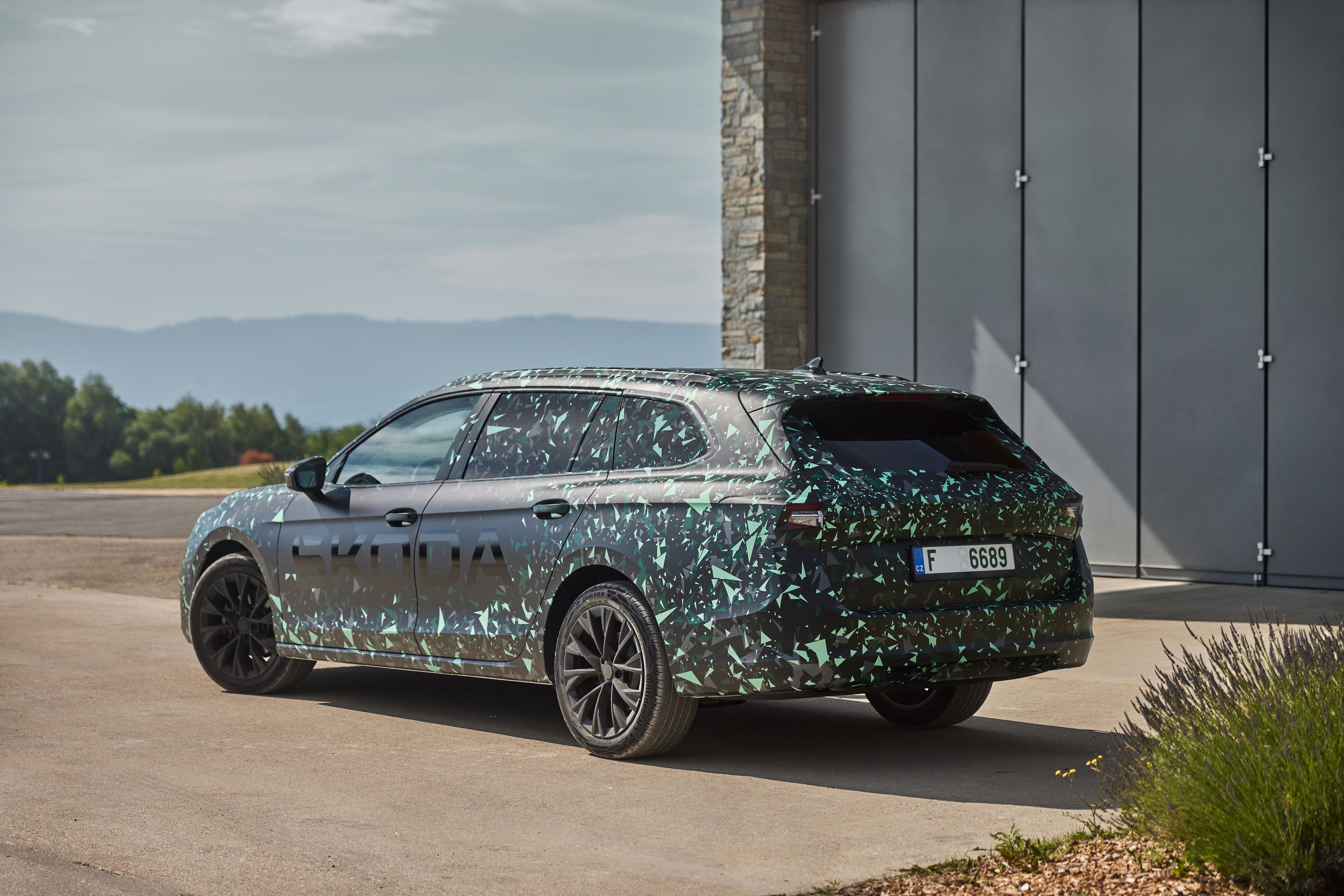 Primeras imágenes del Skoda Superb 2024