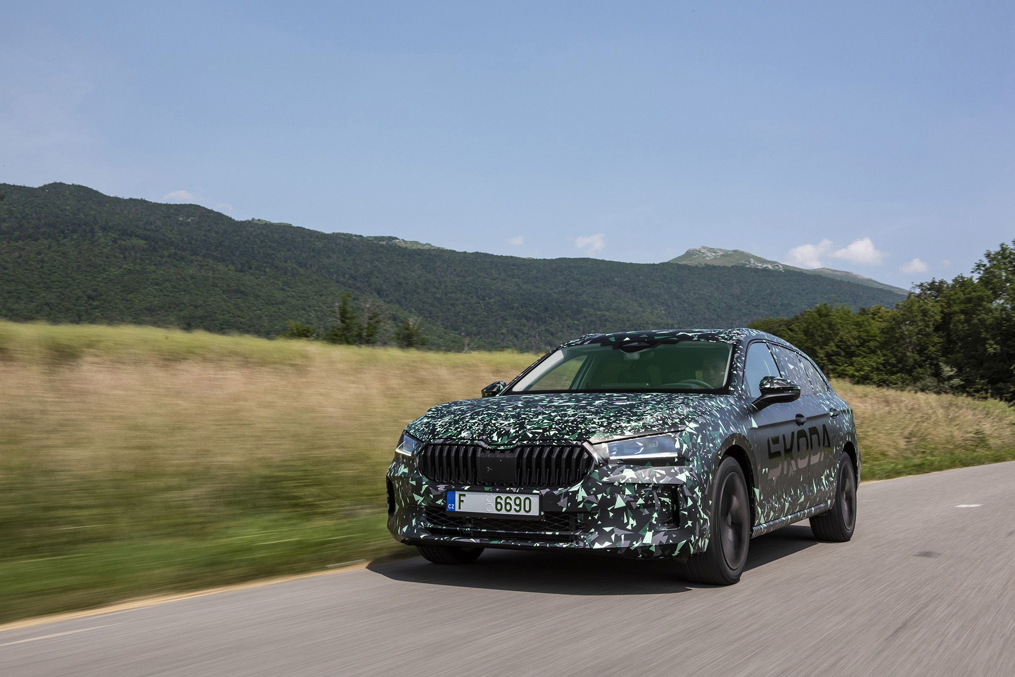 Primeras imágenes del Skoda Superb 2024