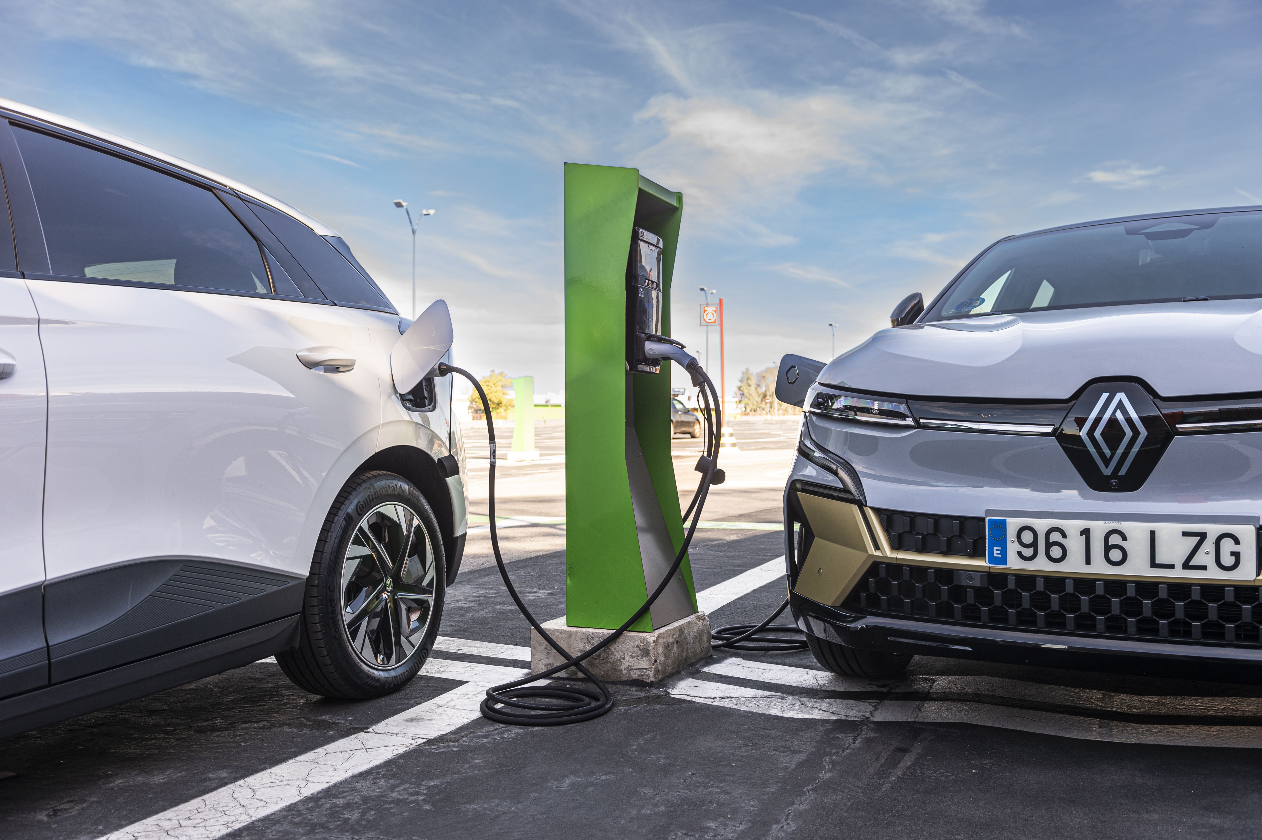 Renault Mégane E-Tech vs MG 4 Electric
