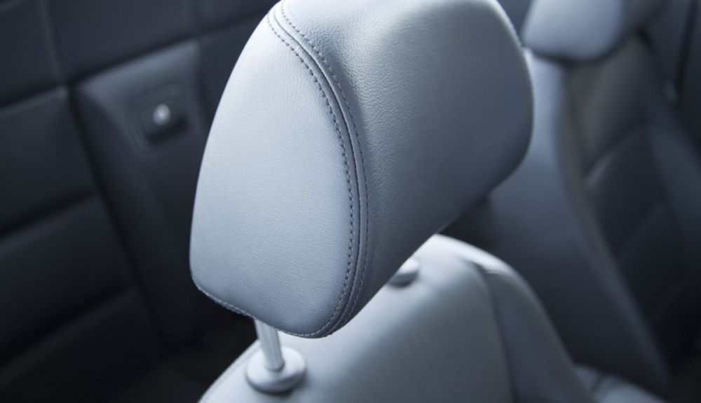 El reposacabezas del coche tiene una función secreta y puede salvarte la vida, conócela ya