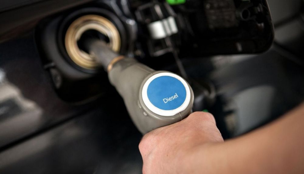 Es una espiral sin solución y esto nos costará llenar el depósito de nuestro coche diésel o gasolina Es una espiral sin solución y esto nos costará llenar el depósito de nuestro coche diésel o gasolina