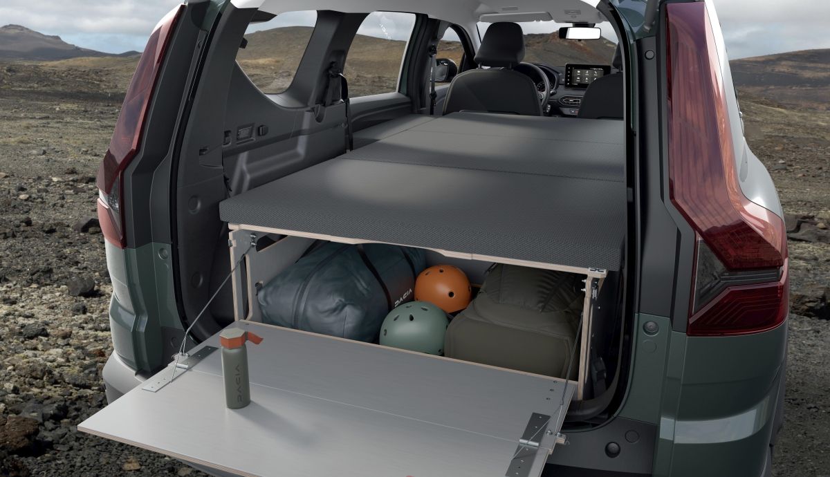 Es el mejor coche para acampar, tiene cama para dos, tienda incorporada y cuesta solo 20.000 €