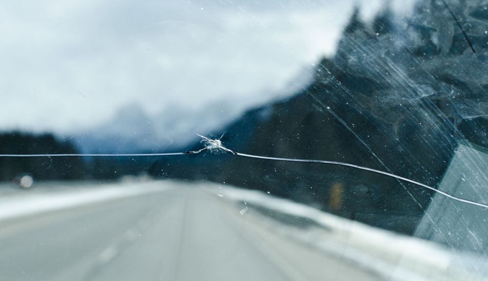 Es bastante habitual, pero si llevas el cristal del coche así tendrás ya multa de la DGT