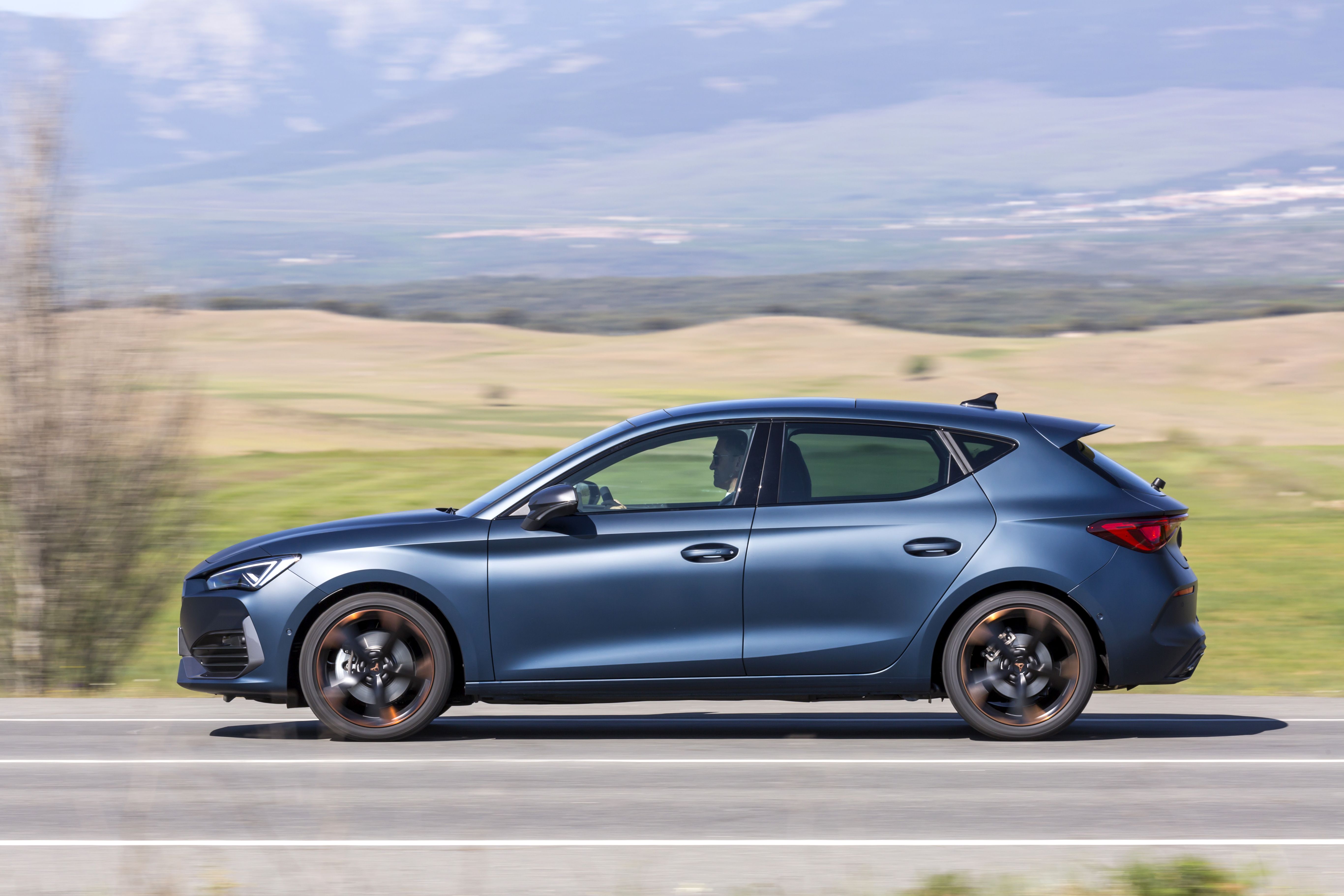Comparativa: Toyota Corolla 140h vs Cupra León e-TSI