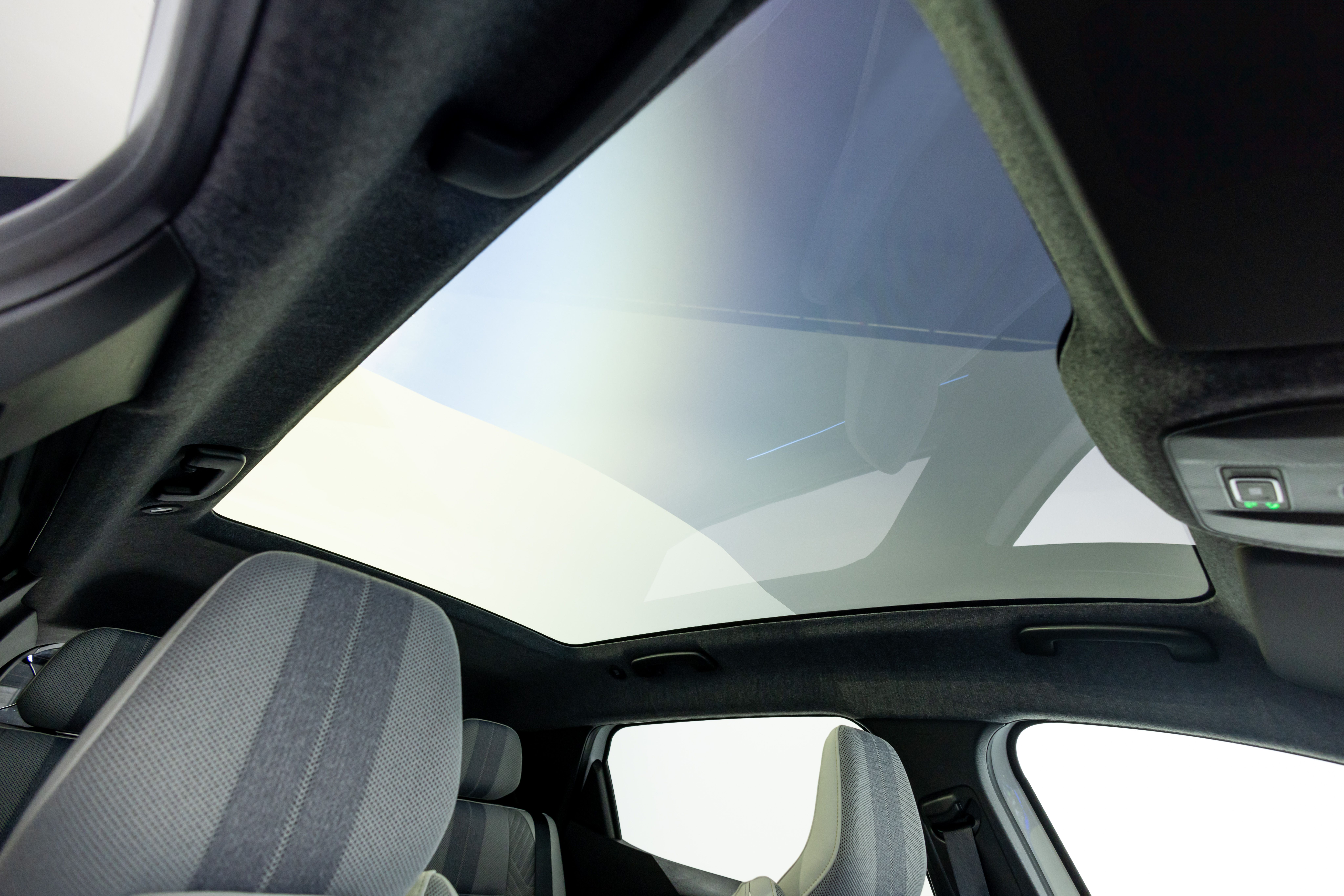 El techo panorámico del Renault Scénic E-Tech 2024 se puede oscurecer por segmentos