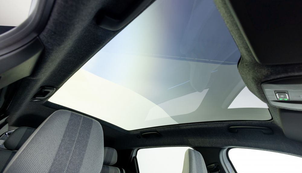 El techo panorámico del Renault Scénic E-Tech 2024 se puede oscurecer por segmentos El techo panorámico del Renault Scénic E-Tech 2024 se puede oscurecer por segmentos