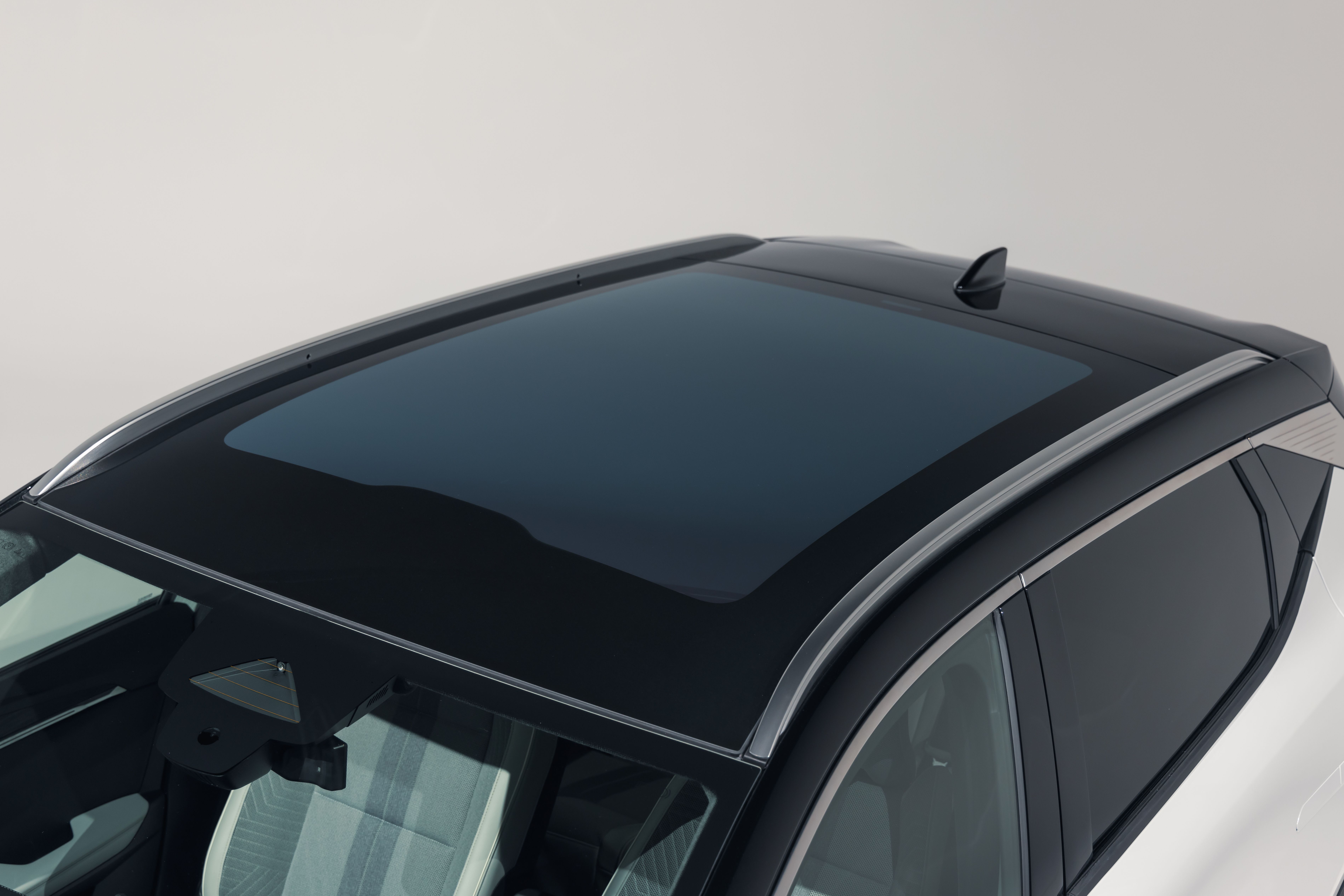 el techo panorámico del Renault Scénic E-Tech 2024 se puede oscurecer por segmentos