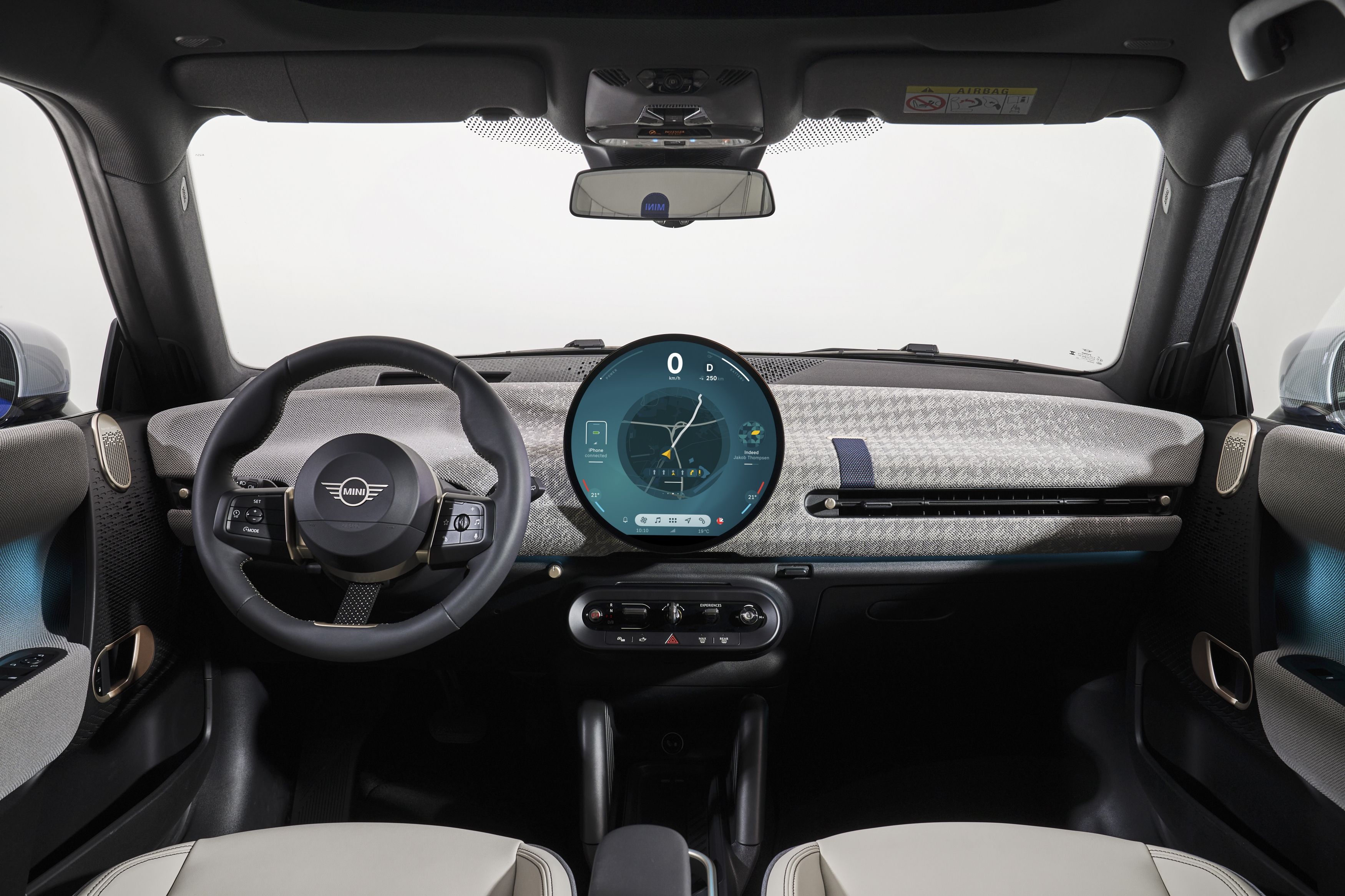 A igualdad de precio, el nuevo Mini Cooper ofrece más equipamiento que el Peugeot e-208