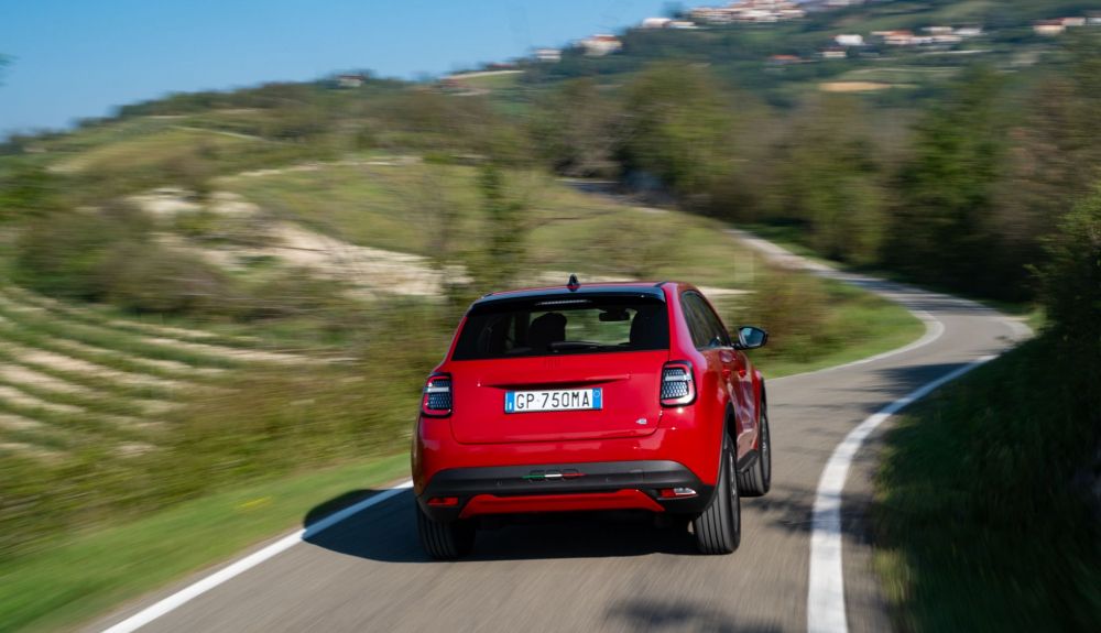 El Fiat 600e RED apuesta por el color rojo en el exterior El Fiat 600e RED apuesta por el color rojo en el exterior