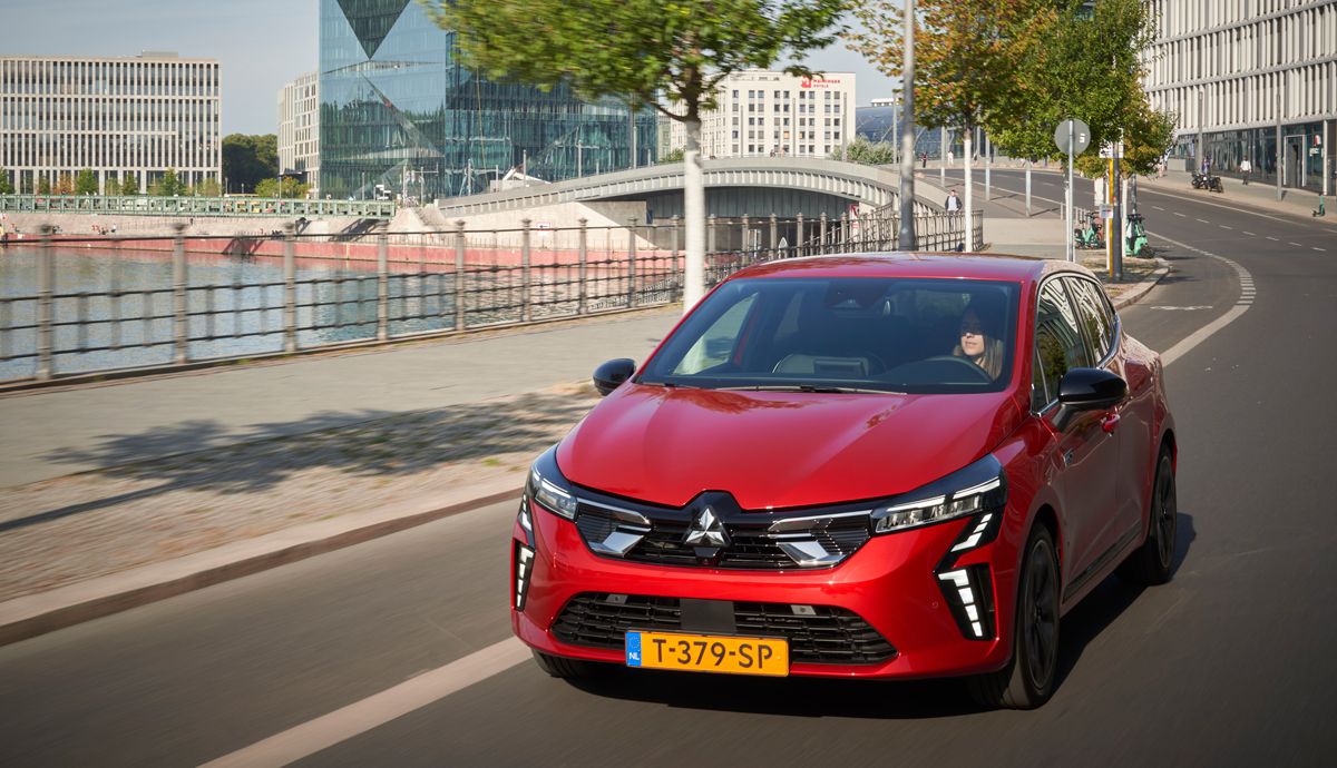 El Mitsubishi Colt llega a los concesionarios en octubre con variantes de gasolina atmosféricas, turboalimentadas y una híbrida autorrecargable.
