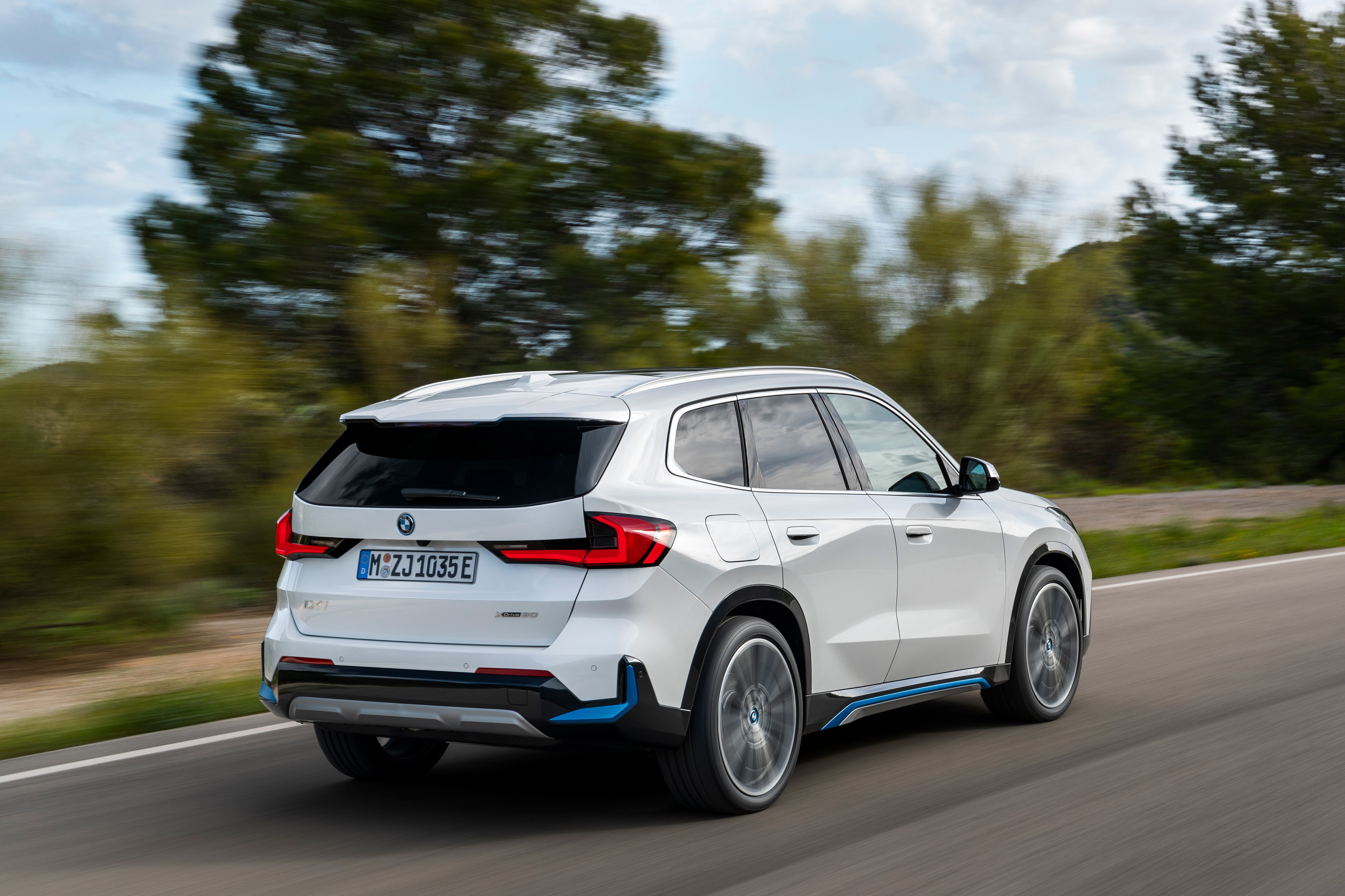 Se han puesto de moda las megabaterías, pero este SUV eléctrico de BMW demuestra por qué es un error