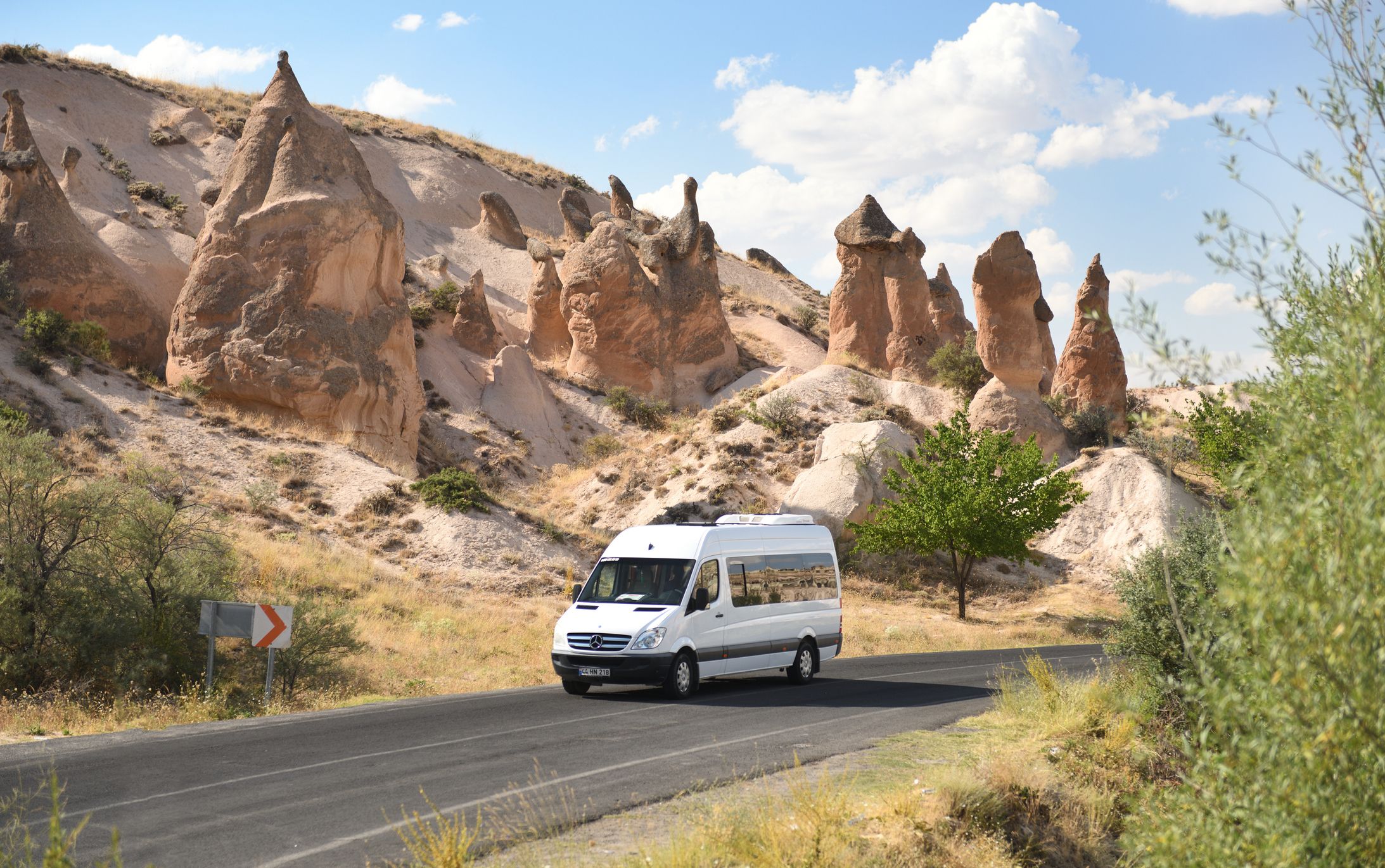 Mercedes Sprinter en una carretera secundaria