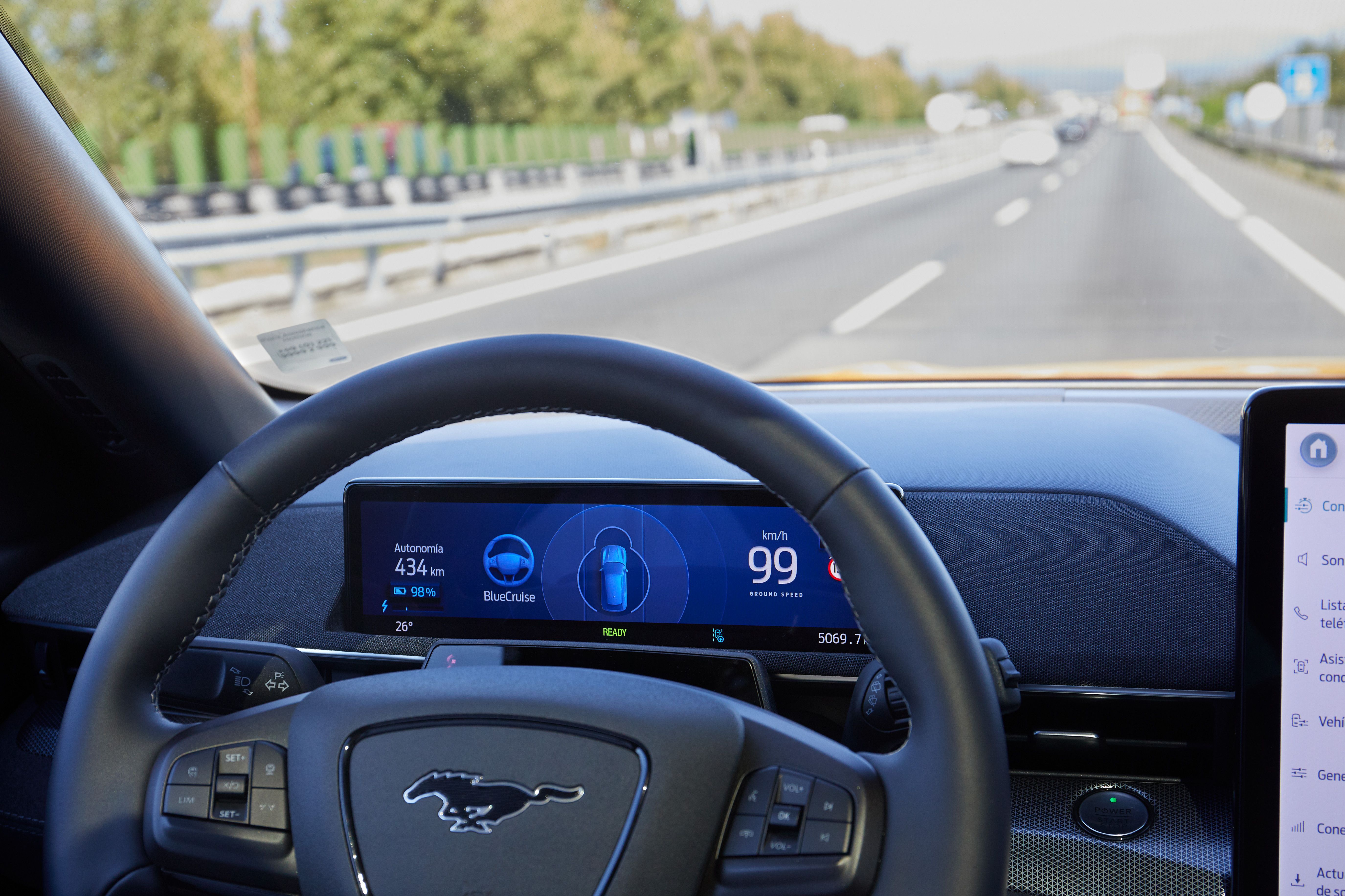 Sistema BlueCruise de conducción autónoma asistida de Ford, disponible en un Mustang Mach-E.