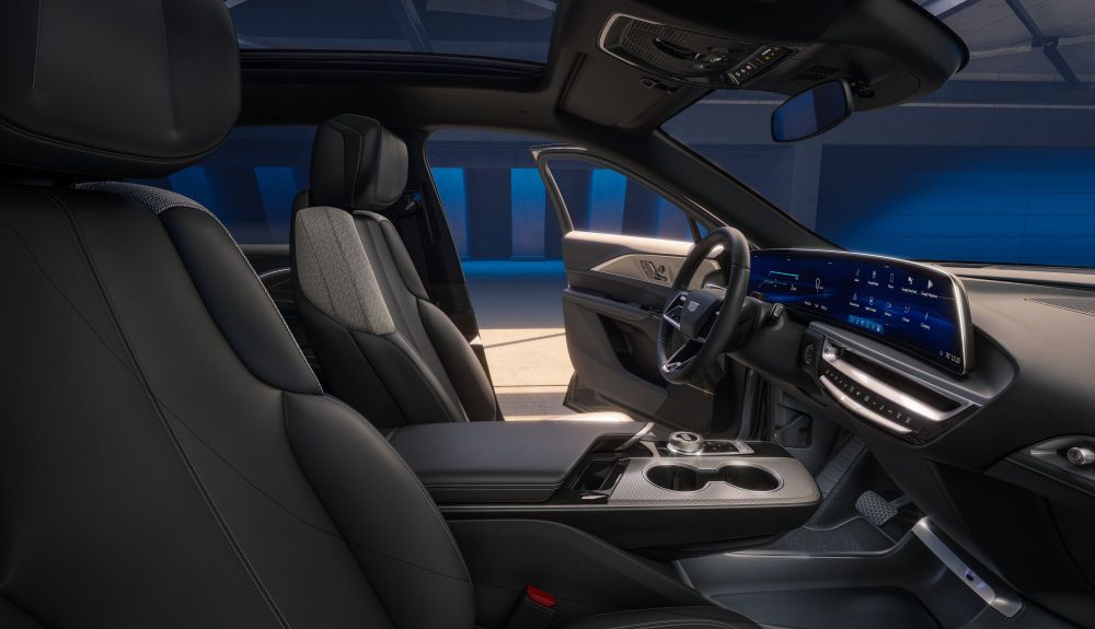 Dentro del Cadillac Lyriq 2024 destaca su pantalla curva de 33" de tamaño