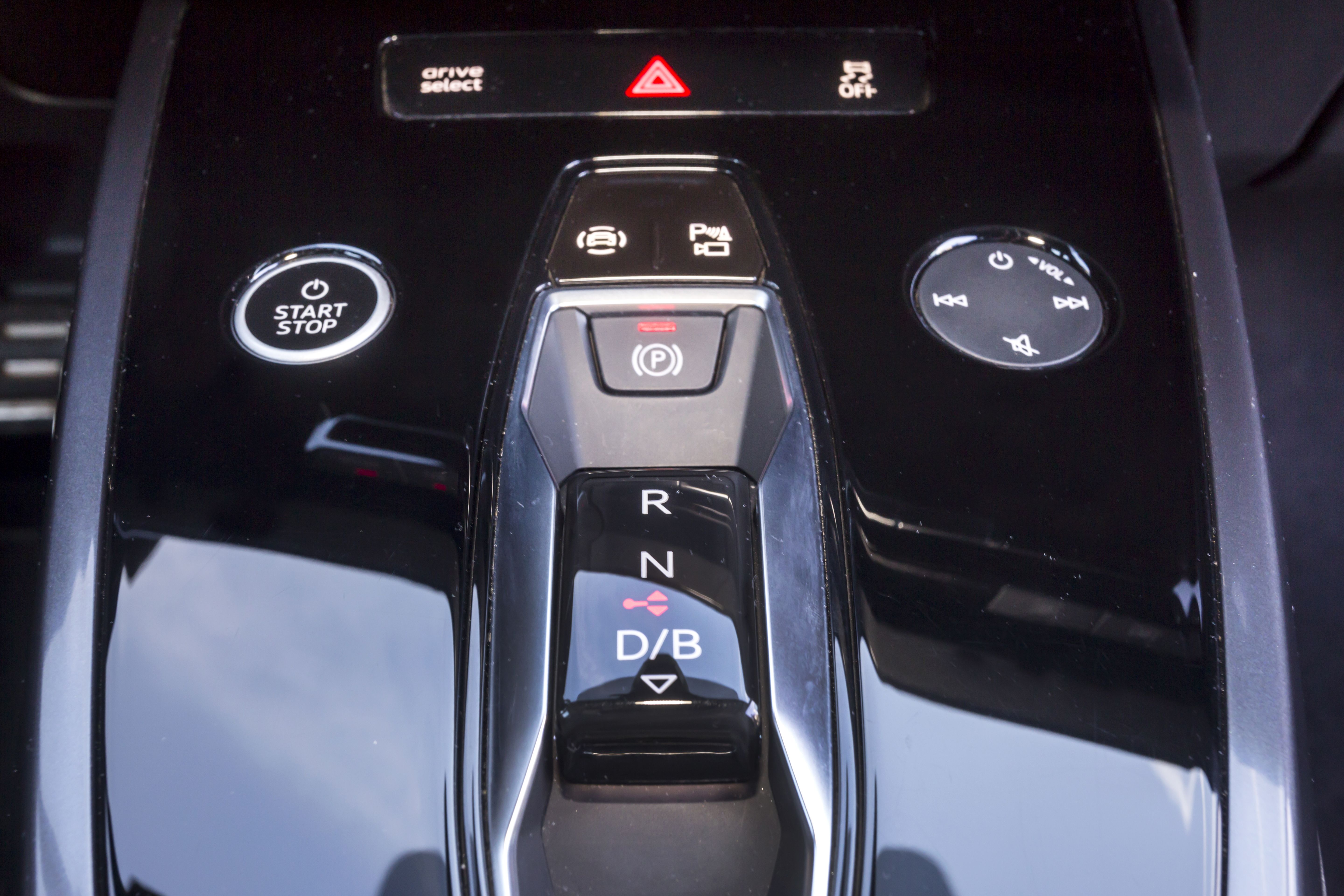 Audi Q4 e-tron 50 vs BMW iX1
