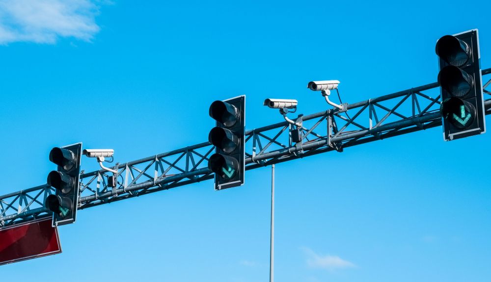 A pesar de que en otros países la cámara está puesta sobre el semáforo, en España suele ir de otra manera