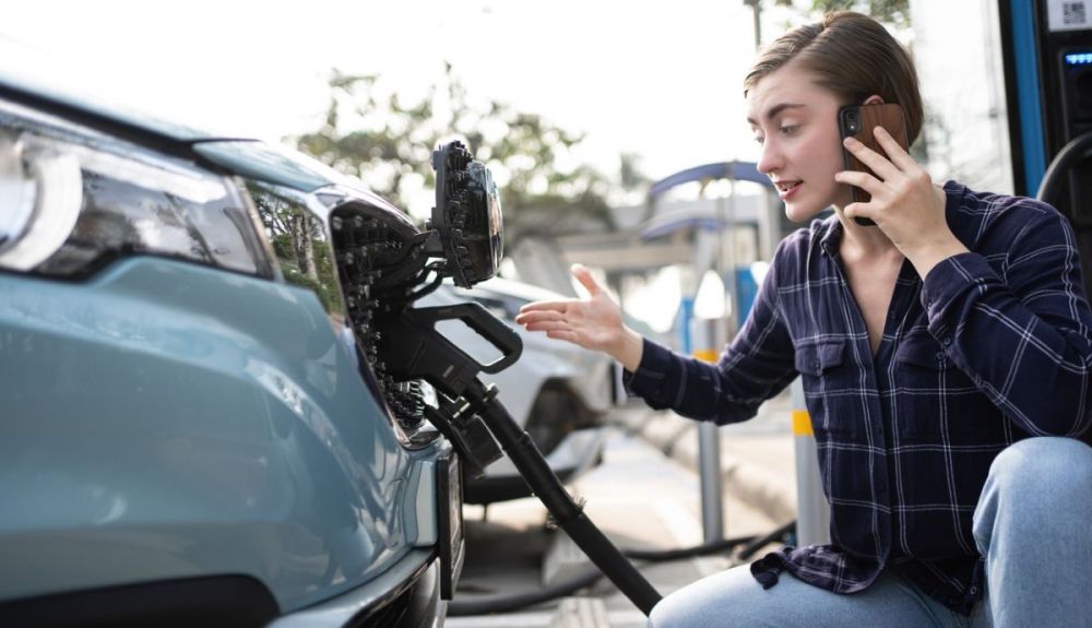 La OCU denuncia el precio del seguro de coches eléctricos e híbridos y diferencias de más de 1.300 €