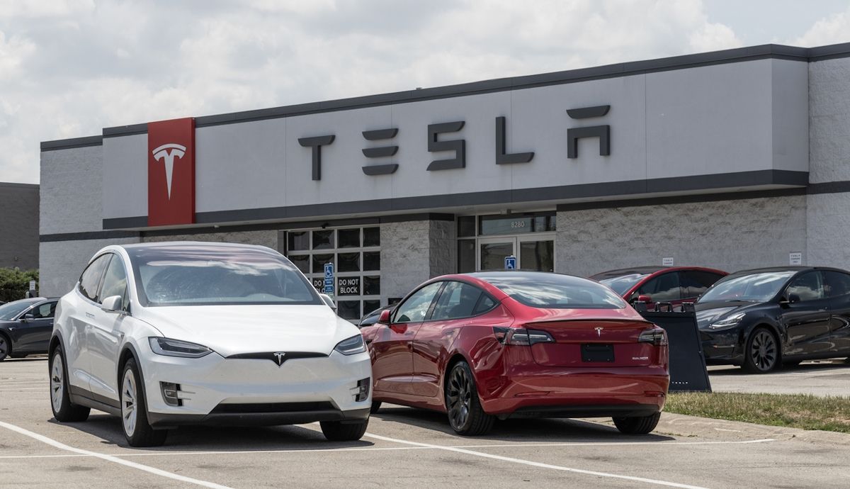 La extrema capacidad de incendiarse de los coches eléctricos: arde un Tesla incluso bajo el agua