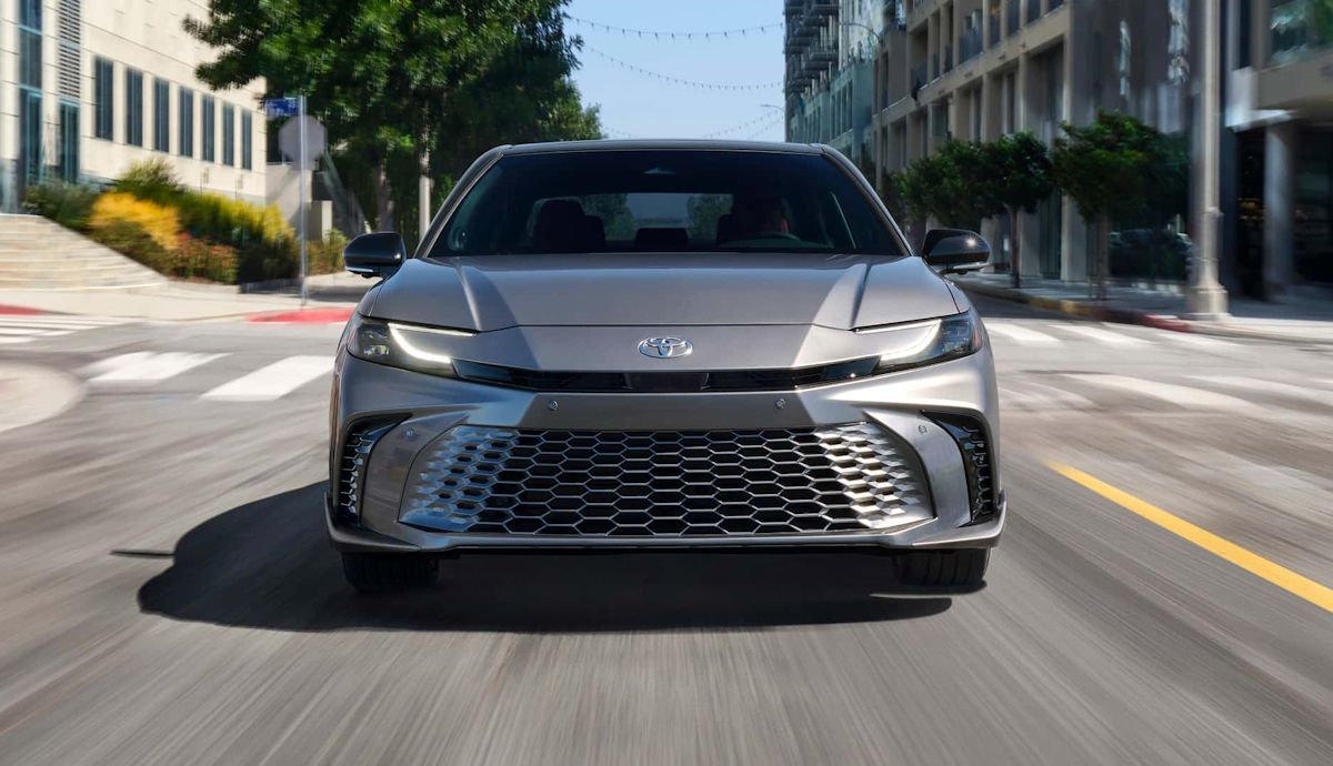 Si aún te gustan las berlinas, Toyota presenta el nuevo coche de referencia ya sin el Passat sedan