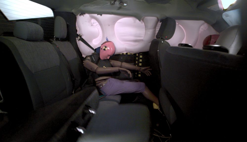 Se ha introducido un segundo dummy en el asiento trasero, detrás del conductor Se ha introducido un segundo dummy en el asiento trasero, detrás del conductor