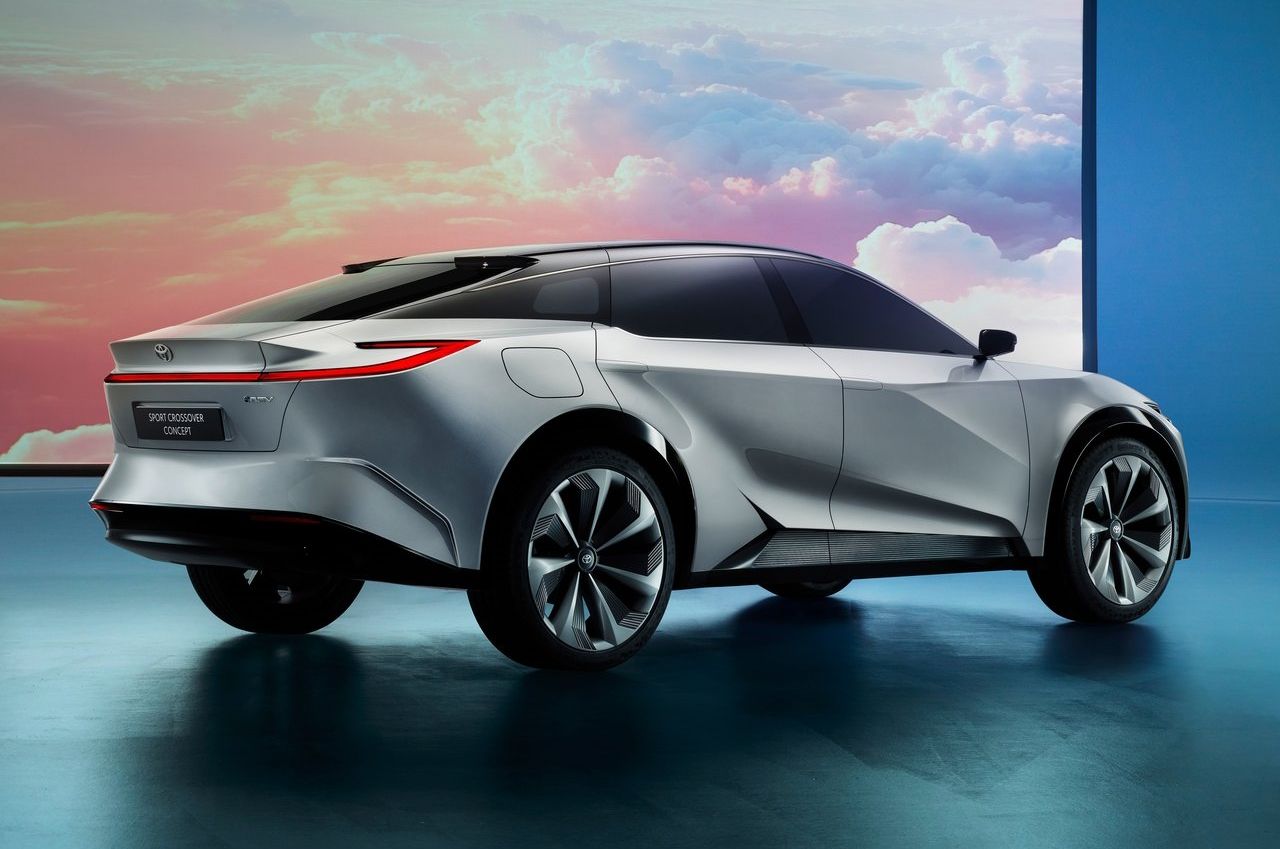 El nuevo coche eléctrico de Toyota podría basar su diseño en este Sport Crossover Concept presentado en 2023
