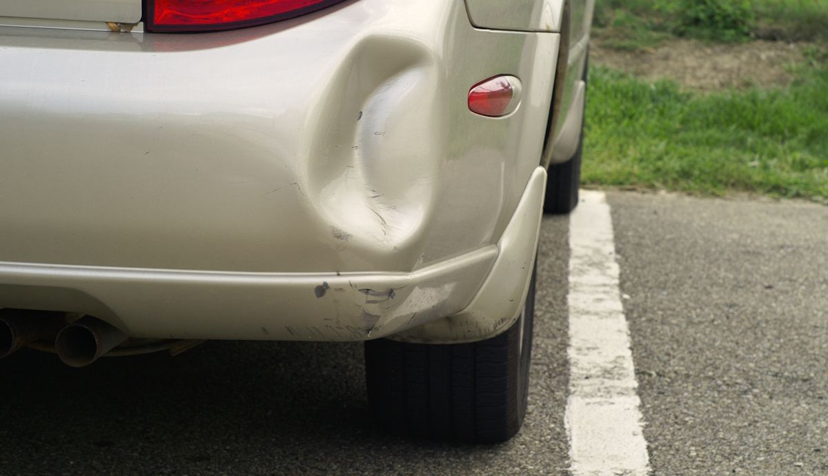 Así debes actuar sí te encuentras tu coche aparcado y con un golpe sin saber qué ha ocurrido