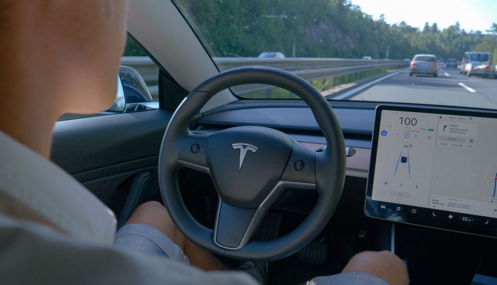 Más de 2 millones de coches de Tesla han sido llamados a revisión en EE.UU. por un fallo en el sistema de conducción autónoma Autopilot Más de 2 millones de coches de Tesla han sido llamados a revisión en EE.UU. por un fallo en el sistema de conducción autónoma Autopilot