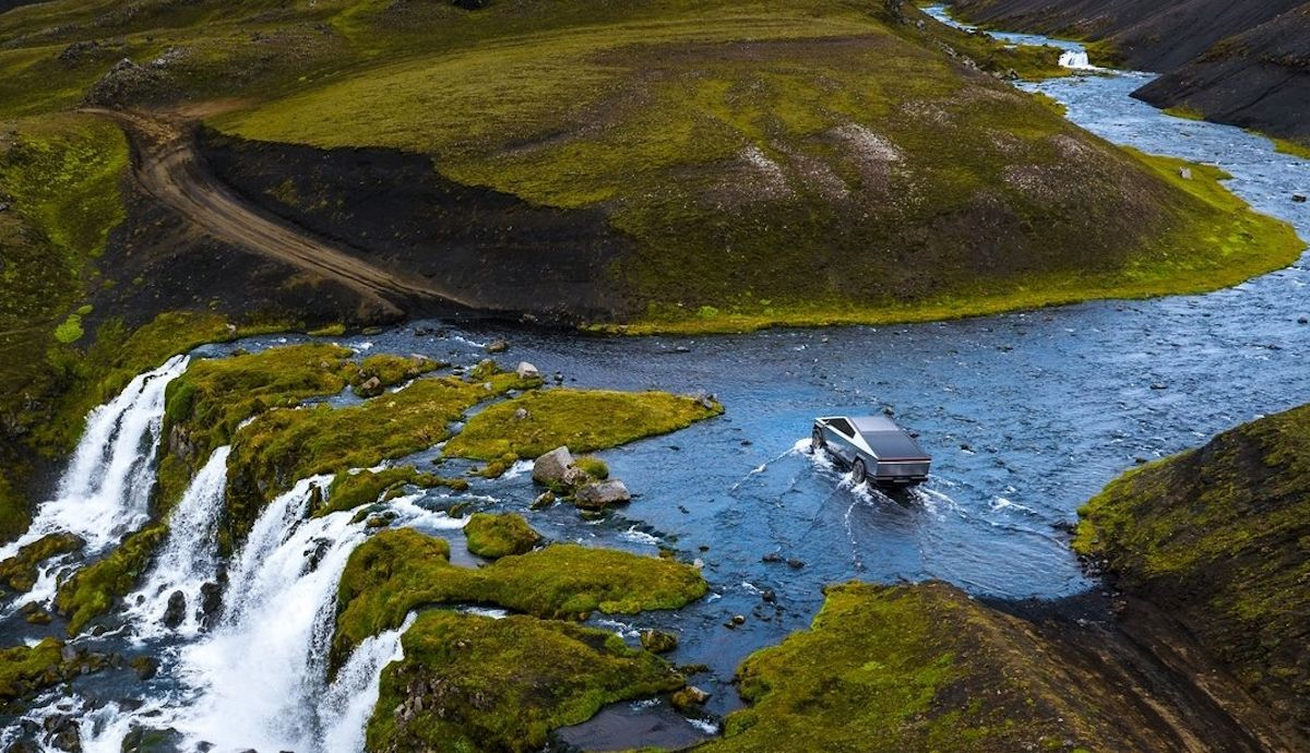 No es un anfibio, pero el último coche de Tesla tiene incluso un modo de conducción en agua