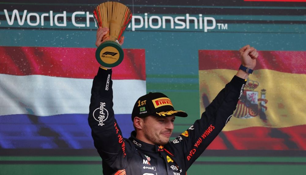 Verstappen batió récords y el español fue lengua oficial merced a 'Checo', Alonso y Sainz. Foto EFE