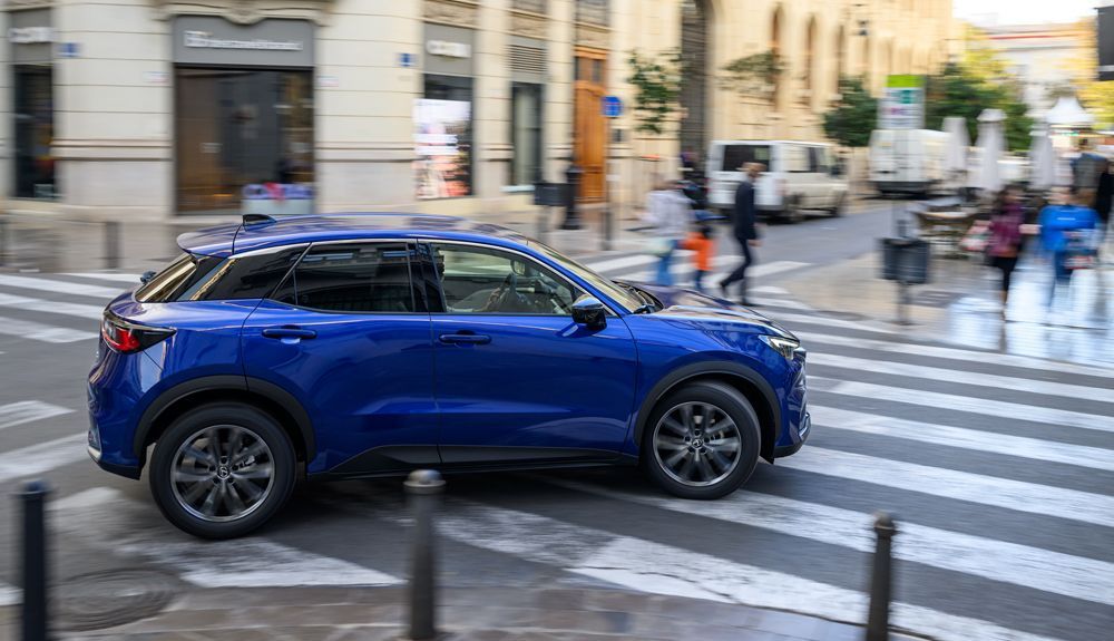 Los 10,4 m de diámetro de giro avalan la agilidad urbana del Lexus LBX.