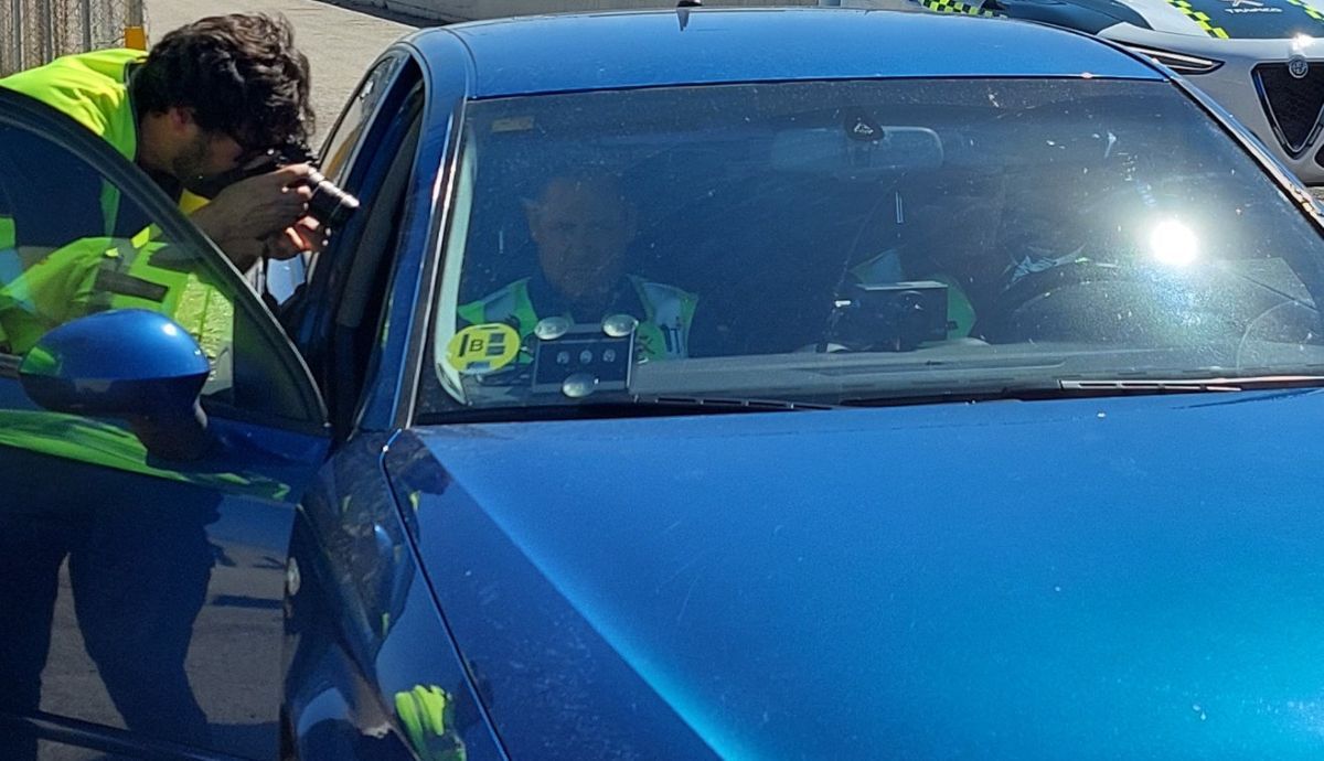 Así son los coches camuflados que usa la DGT en carretera y cómo distinguirlos para evitar multas