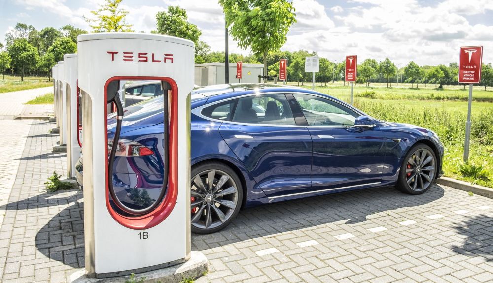 Tesla regala una recarga a todos los usuarios de un coche eléctrico que no sea de la marca Tesla regala una recarga a todos los usuarios de un coche eléctrico que no sea de la marca